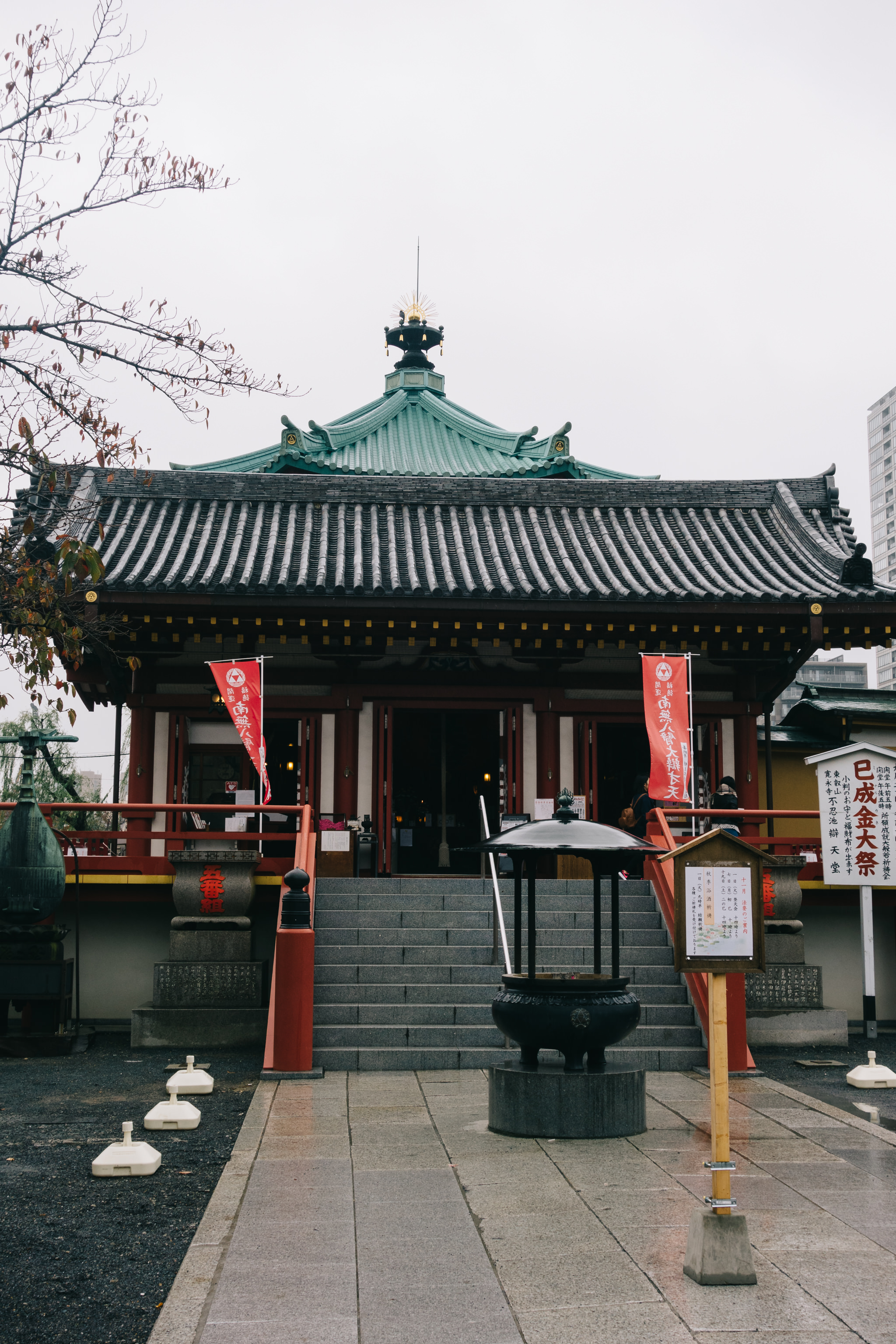 Small Buddhist temple in Tokyo, Japan.