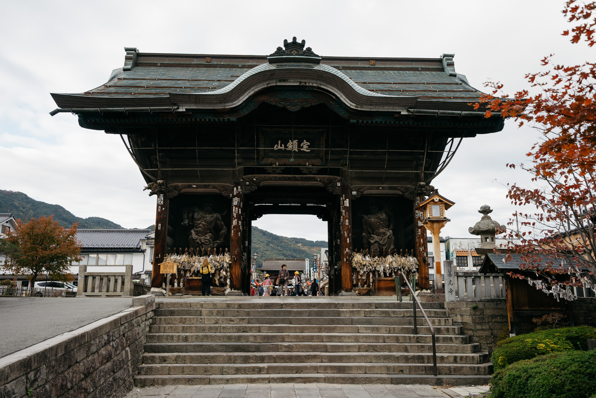 Niomon Gate in Nagano, Japan, with people passing through.