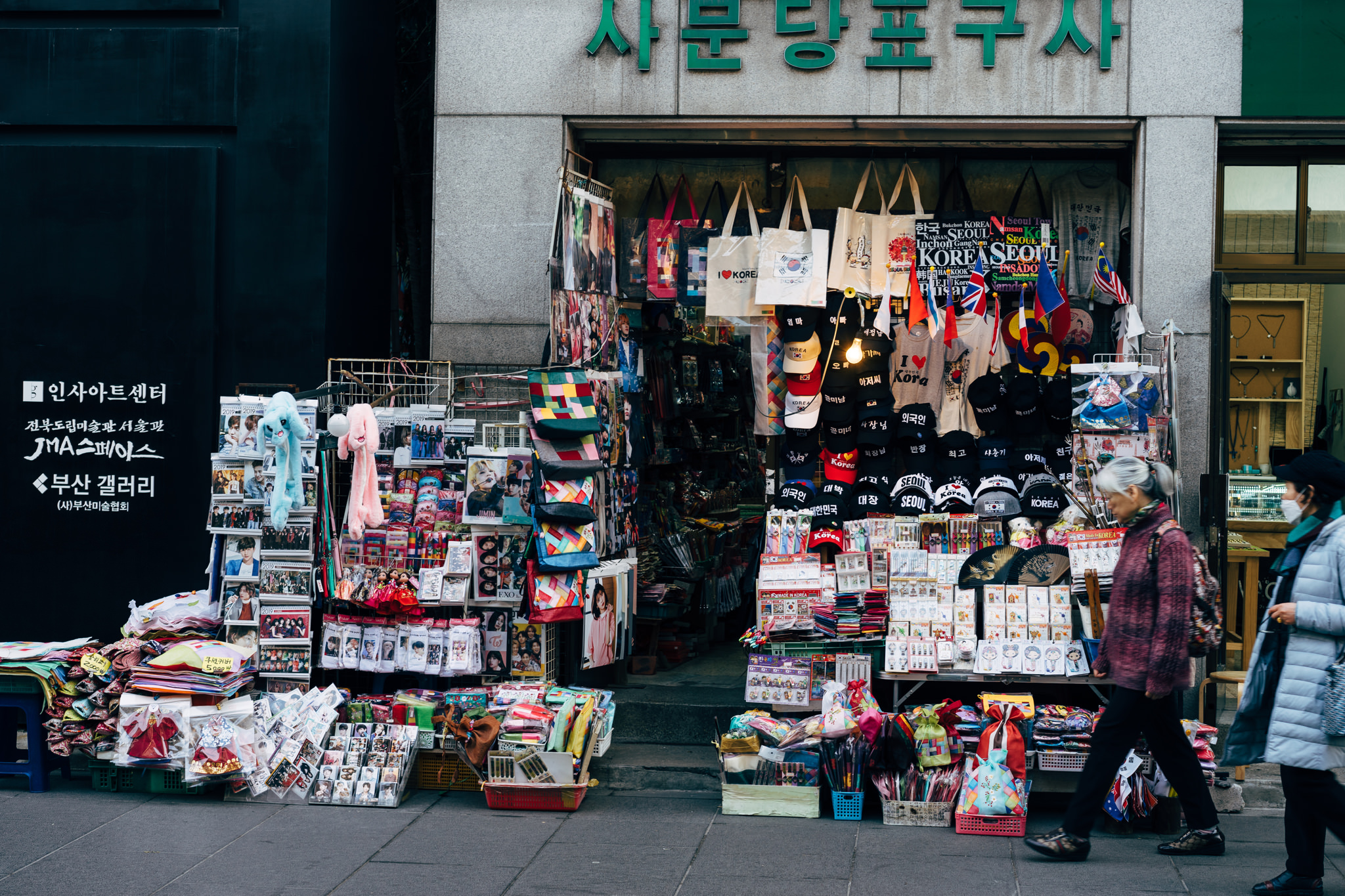 Seoul street vendor selling K-pop merchandise and souvenirs.