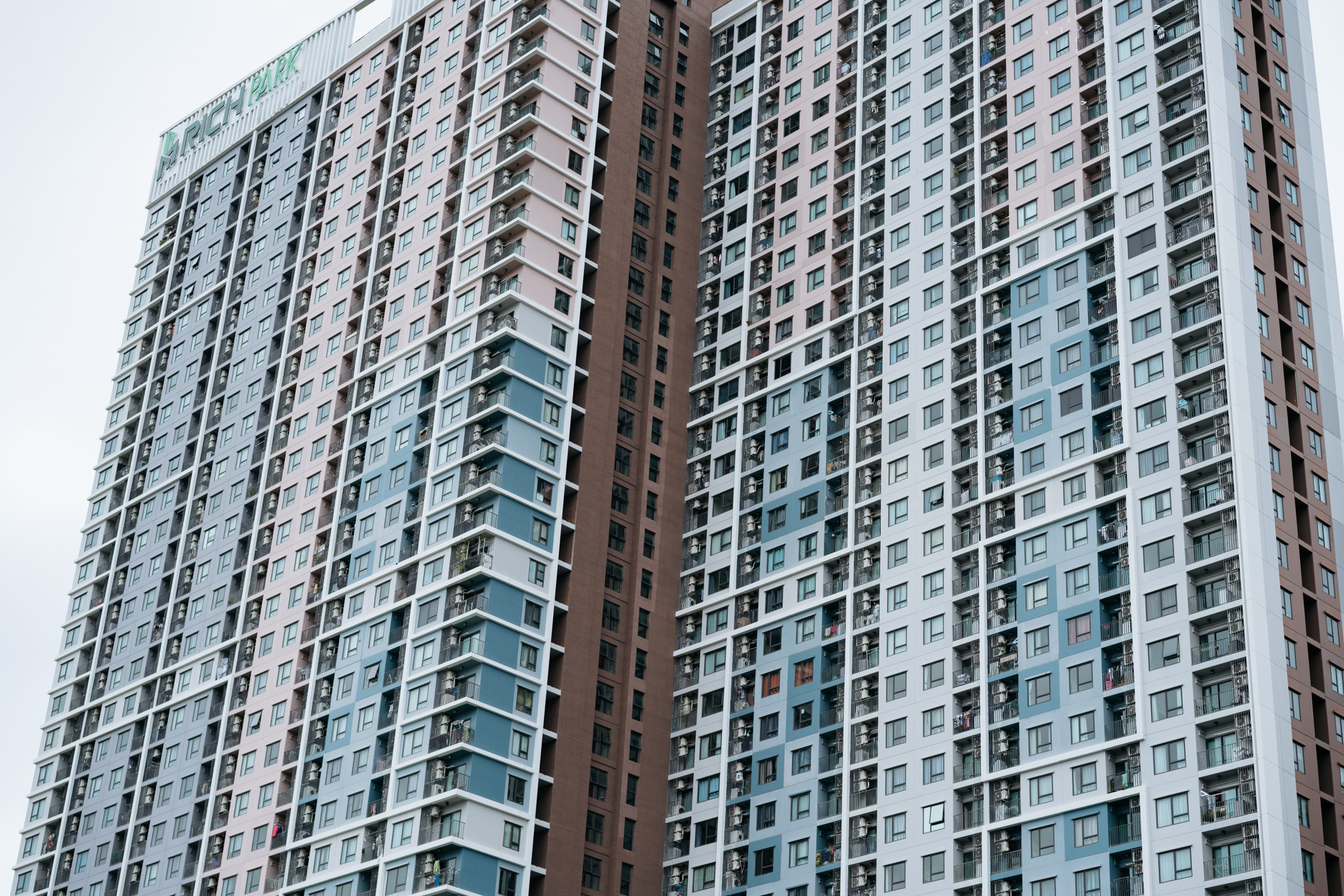 Modern high-rise apartment building in Bangkok, Rich Park.