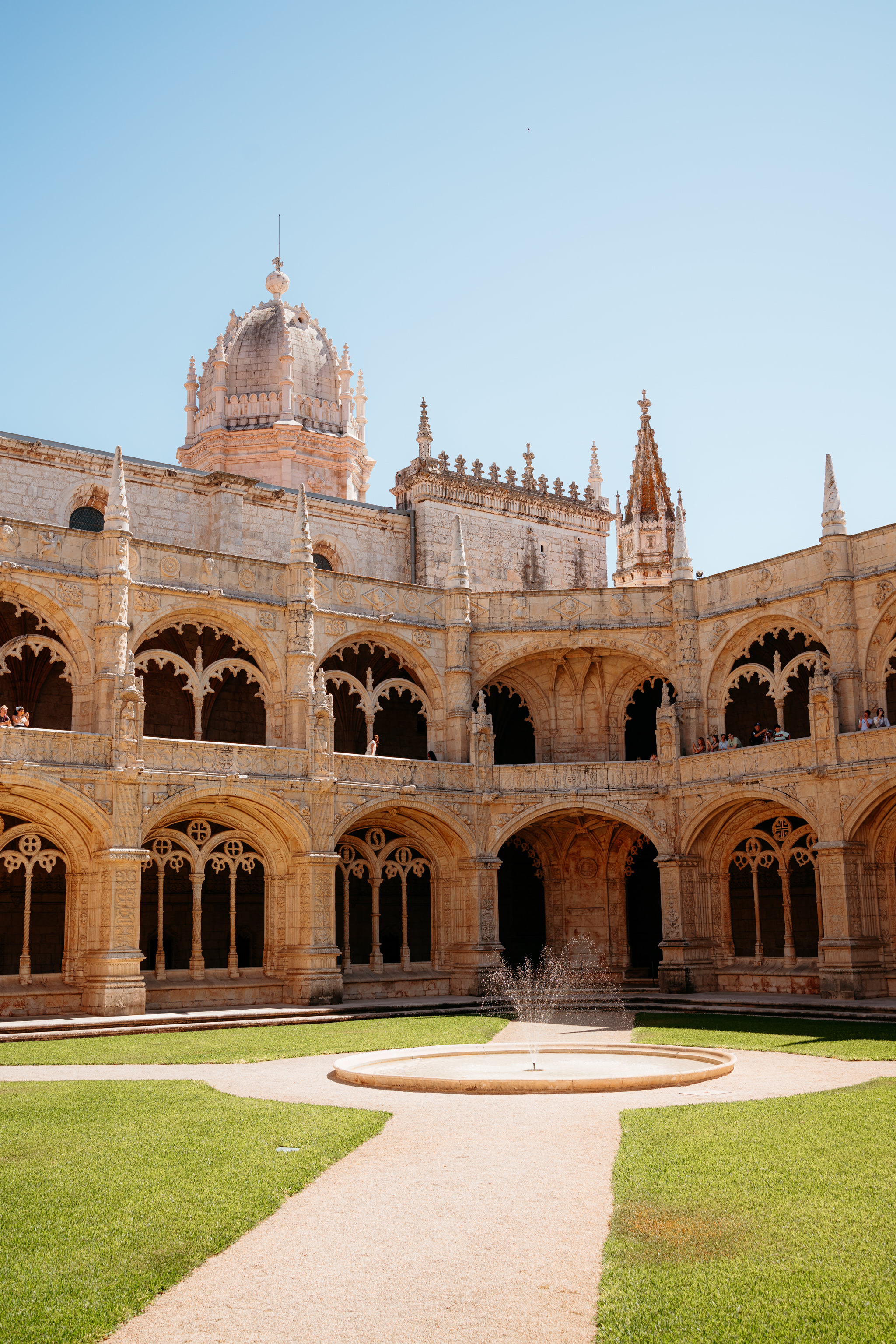 Jerónimos Monastery courtyard with fountain.